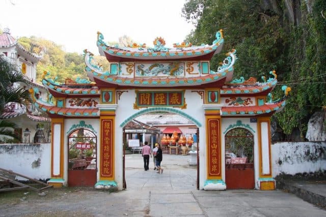 Cửa chính chùa Hang hướng về đất liền 