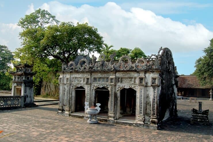 Đền Thánh Nguyễn là nơi thờ Thiền sư Nguyễn Minh Không.