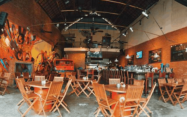 Phong cách cổ điển và hiện đại ở Luna Pub 