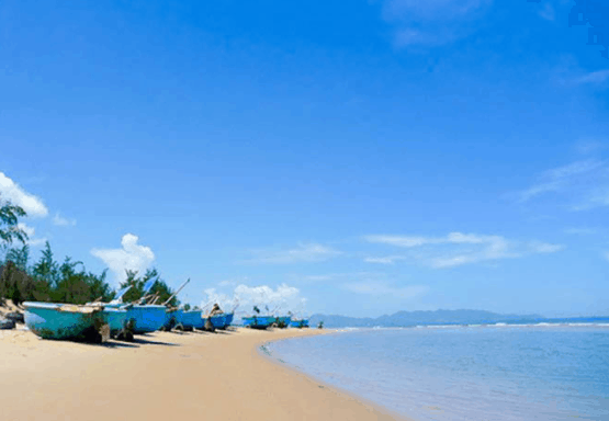 Hình ảnh bãi biển Chí Linh với cung bờ biển đẹp mê ly