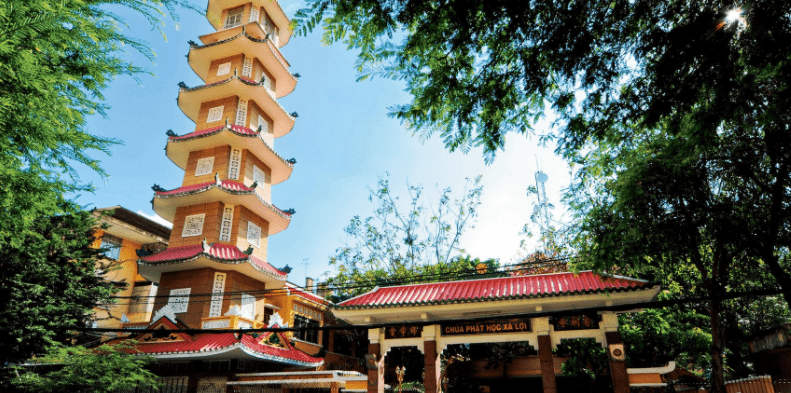 Hình ảnh cổng Tam Quan và tháp 7 tầng ở chùa Xá Lợi