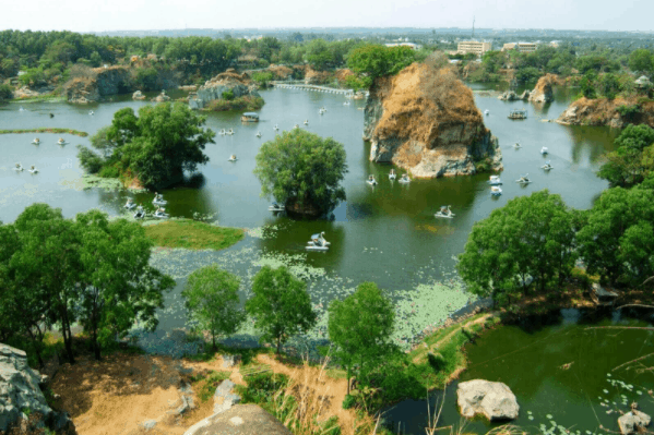 Hình ảnh Hồ Long Ẩn nằm trong khu du lịch Bửu Long