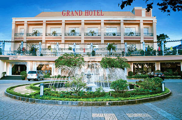 Mặt trước khách sạn Grand