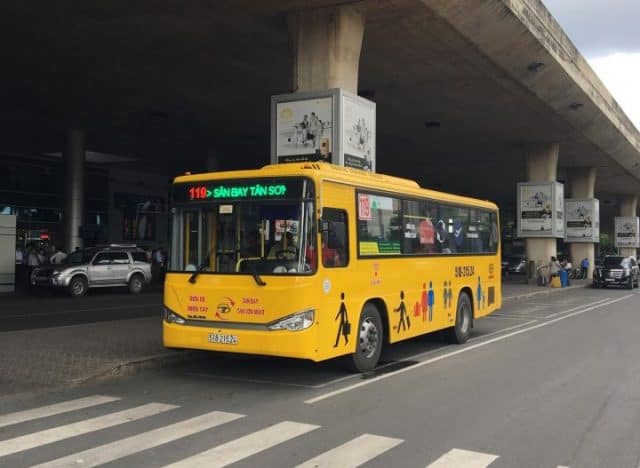 Du khách có thể đi xe buýt đến sân bay Tân Sơn Knot
