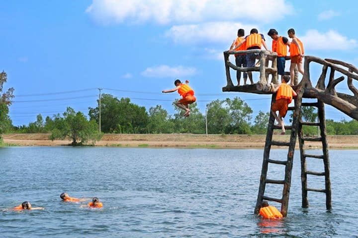 Những trò chơi dưới nước sôi động