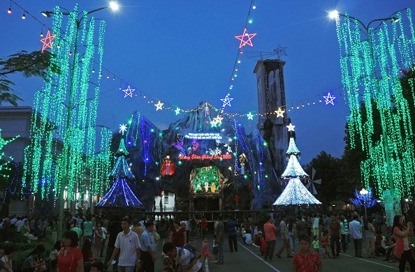 Noel atmosphere filled the Hanh Thong Tay church