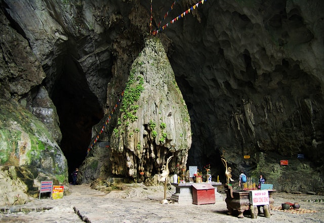 Lối vào hang động Hoàng Tích