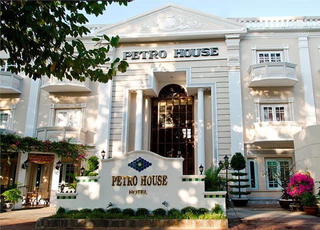 Petro House đẹp rạng ngời dưới nắng