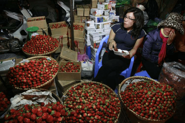 Những hoa quả được bày bán rất nhiều tại phố đi bộ Đà Lạt