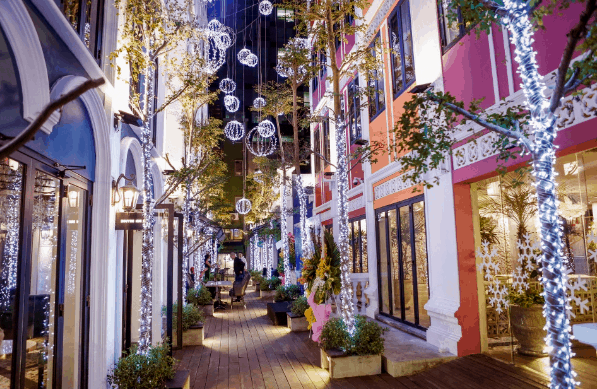 Khu vực giữa trung tâm thương mại được thiết kế như một con phố nhỏ