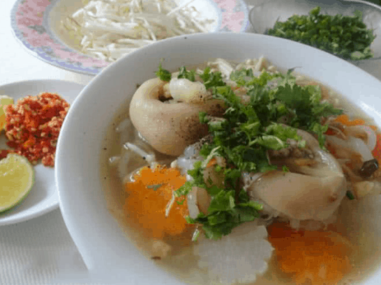 Món bánh canh giò heo ở Sài Gòn (Ảnh ST)