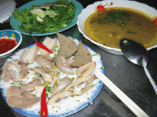 Bánh xèo và ruột heo là một món ăn ngon ở Sài Gòn (Ảnh ST)