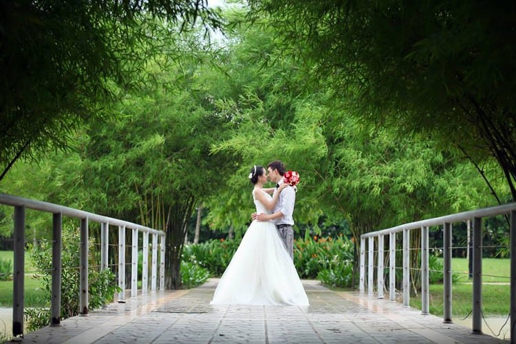Bộ ảnh cưới được thực hiện ở công viên mới của thành phố