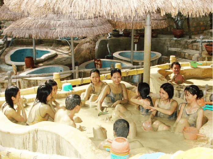 Tắm bùn khoáng tại resort