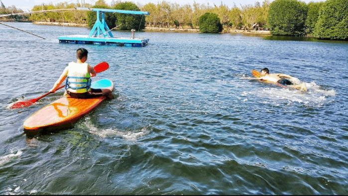 Hoạt động chèo thuyền kayak của resort mở ra