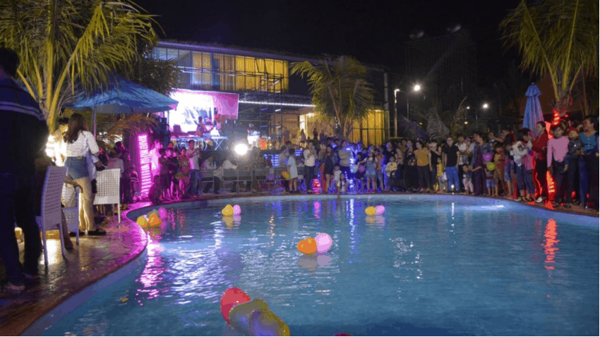 Party cạnh hồ bơi vào buổi tối cuối tuần của resort