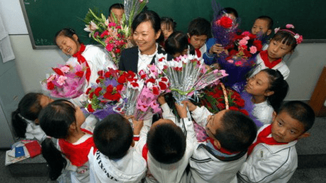 Ngày 20-11, các em học sinh thường tặng hoa cho cô (thầy) giáo
