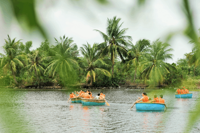 Hay hưởng thụ chèo thuyền thúng (Ảnh: Làng Du lịch Tre Việt)