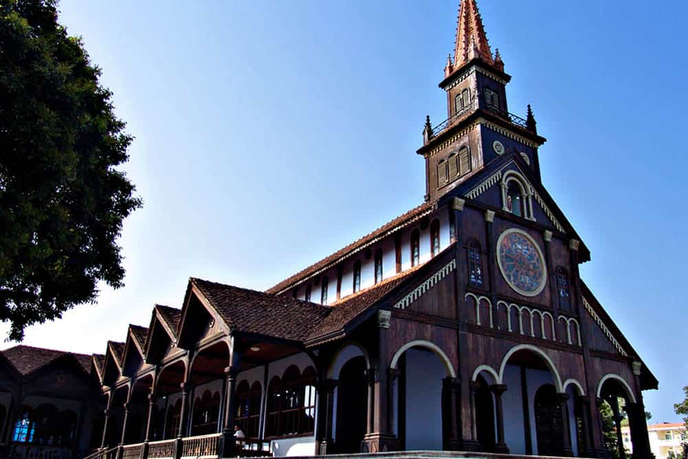 Một khung cảnh đẹp của Nhà thờ gỗ Kon Tum.  (Hình ST)