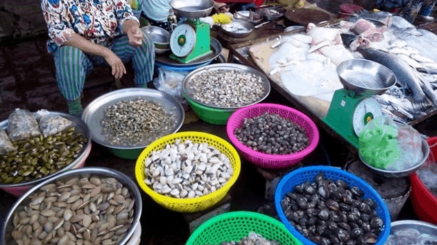 Chợ xóm Lưới có bán rất nhiều hải sản tươi ngon