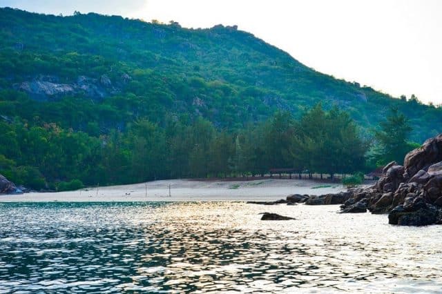 Small island floating in the middle of the vast ocean (Photo: Collectibles)