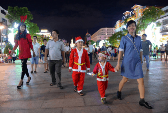 Thousands of people celebrate Christmas at Nguyen Hue pedestrian street