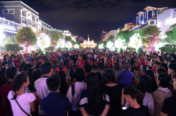 The image of Nguyen Hue pedestrian street filled with people on Christmas Day