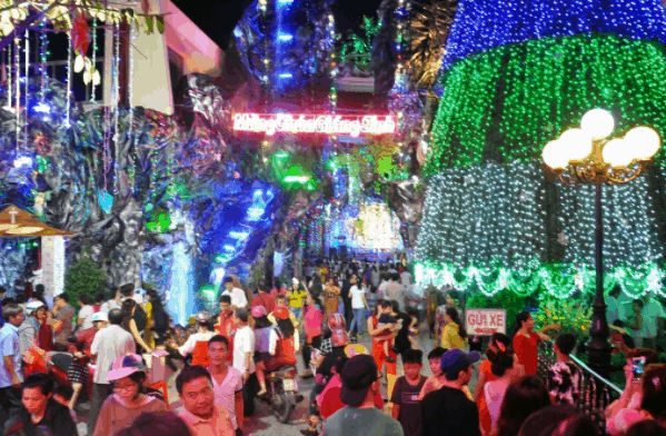 The bustling atmosphere at Pham The Hien religious village welcomes Christmas