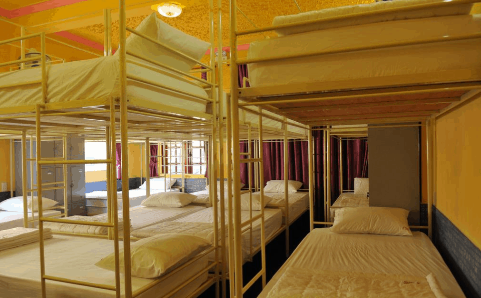 Khu nghỉ giường tầng sạch sẽ và thoáng mát tại nhà nghỉ Dragon Hostel