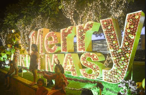 People rushed to Nguyen Hue pedestrian street on Christmas Day to check-in