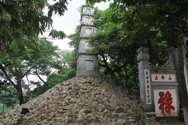 Tháp bút ngoài đền Ngọc Sơn