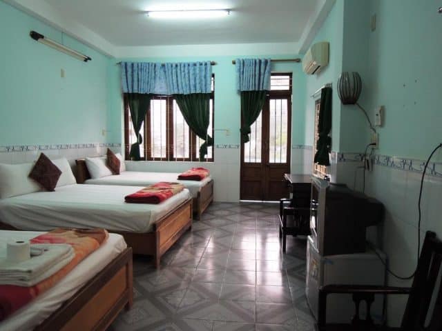 Phòng ngủ rộng rãi ở nhà nghỉ Quang Vinh 1 (Ảnh ST)