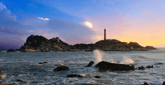 Ngọn hải đăng Kê Gà hùng vĩ đứng giữa bãi biển hoang sơ