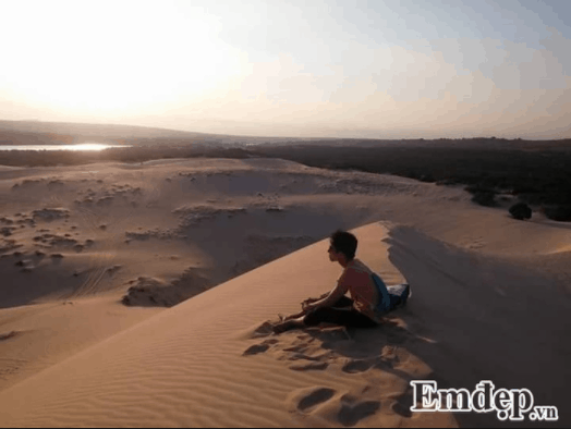 Ngồi trên đỉnh đồi ngắm cảnh phía xa đồi cát
