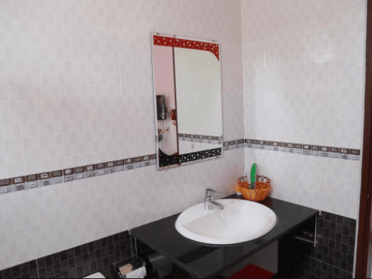 Nhà vệ sinh của nhà nghỉ sạch sẽ giúp du khách thoải mái nhất