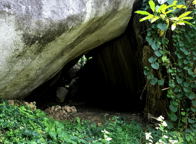 Hang Bạch Hổ nằm dưới chân núi đá Voi
