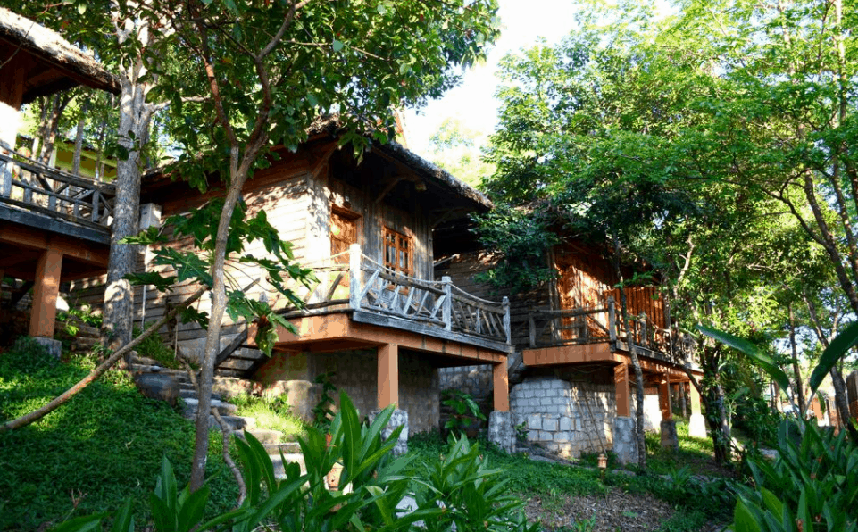 Nhà khách được bao quanh bởi một mảng xanh