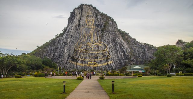 Một bức tượng Phật lớn được chạm khắc tinh xảo trên đồi (Hình ST)