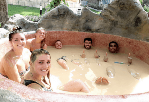 Rất nhiều du khách nước ngoài tới trải nghiệm tắm bùn tại Galina