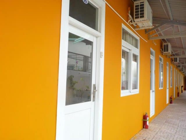 Bức tường sơn màu cam nổi bật của khách sạn này (ảnh ST)