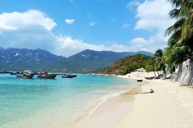 Bờ biển tuyệt đẹp trên vịnh Ninh Vân (Ảnh ST)