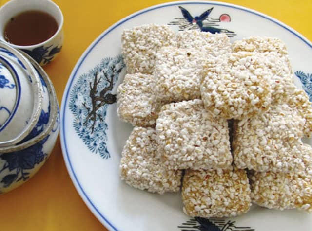 Bánh khô mè là một trong những loại bánh đặc sản truyền thống của miền Trung (Ảnh ST)