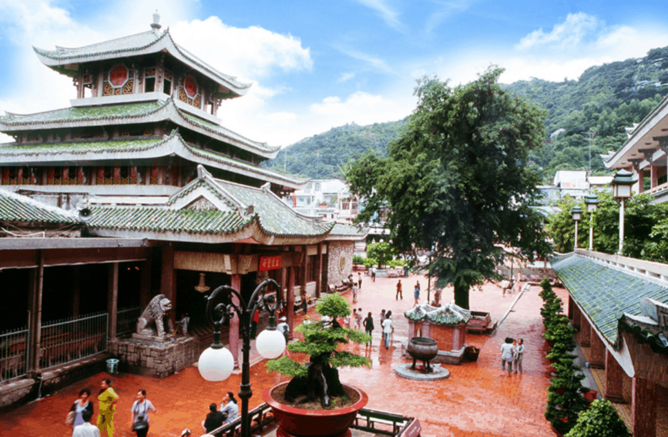 Chùa Bà Châu Đốc đang là địa điểm du lịch tâm linh hấp dẫn