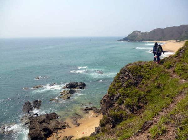 Ghềnh đá Hoài Hải là một bãi đá nhấp nhô sát mặt nước biển, xen lẫn là những ngọn núi cao hơn 200m so với mực nước biển (Ảnh ST)