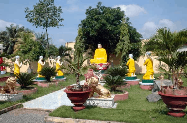 Khu vườn tượng tại chùa Kim Cang