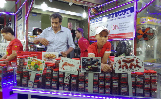 Quán Chou Chou nổi tiếng với món đậu phộng Caramen