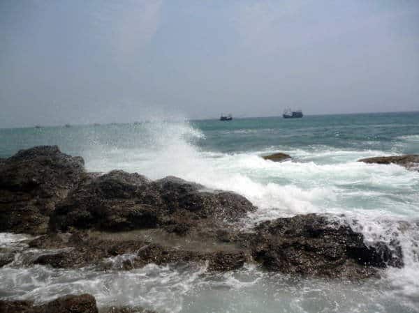Khi thủy triều lên, sóng đánh vào tảng đá liên tiếp từng đợt trắng xóa cả một vùng bãi đá (Ảnh ST)