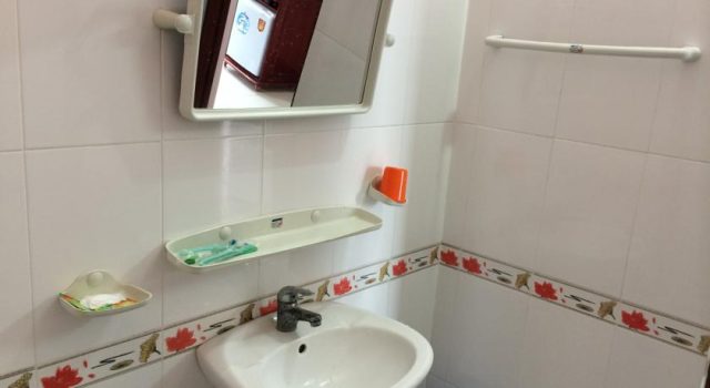 Phòng tắm luôn được vệ sinh sạch sẽ (Ảnh ST)
