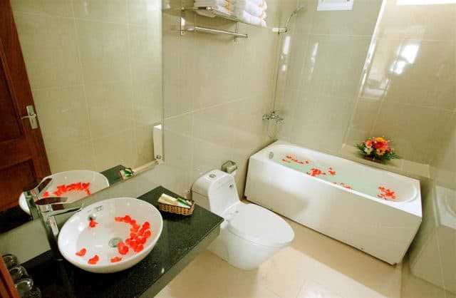 Phòng rửa mặt với vòi hoa sen, bồn tắm giúp đỡ bạn có tích tắc thư giãn tuyệt đối nhất (Ảnh ST)