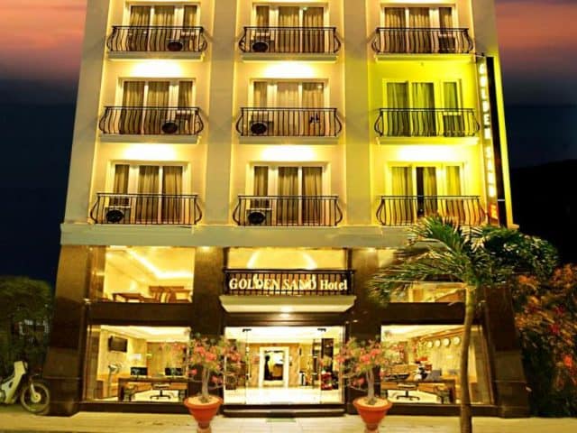 Golden Sand hotel chỉ cách bãi biển Nha Trang 50 m và cung cấp các phòng máy lạnh kèm theo Wi-Fi miễn phív(Ảnh ST)